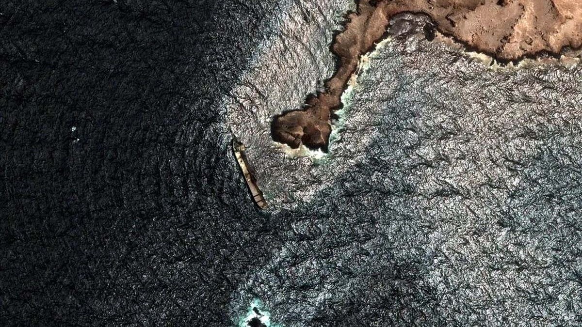 ओमान के समंदर में फैला कच्चा तेला (Photo: X/Reuters) ओमान के समंदर में फैला कच्चा तेला (Photo: X/Reuters)