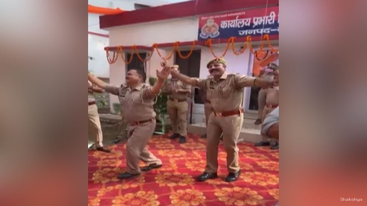 आसपास खड़े पुलिसकर्मियों ने जमकर बजाईं तालियां. (Photo: Screengrab) आसपास खड़े पुलिसकर्मियों ने जमकर बजाईं तालियां. (Photo: Screengrab)