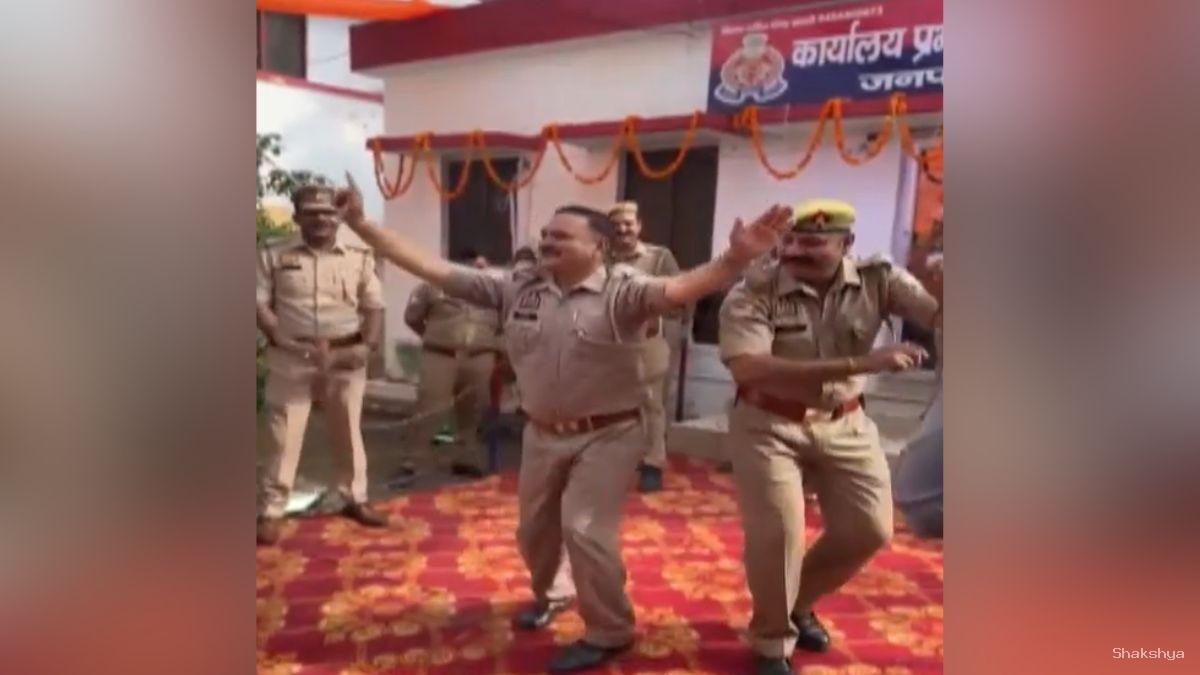 Baghpat Police Dance Video Constables Dance to Vatan Tera Jalwa on Independence Day Baghpat Police Dance Video Constables Dance to Vatan Tera Jalwa on Independence Day